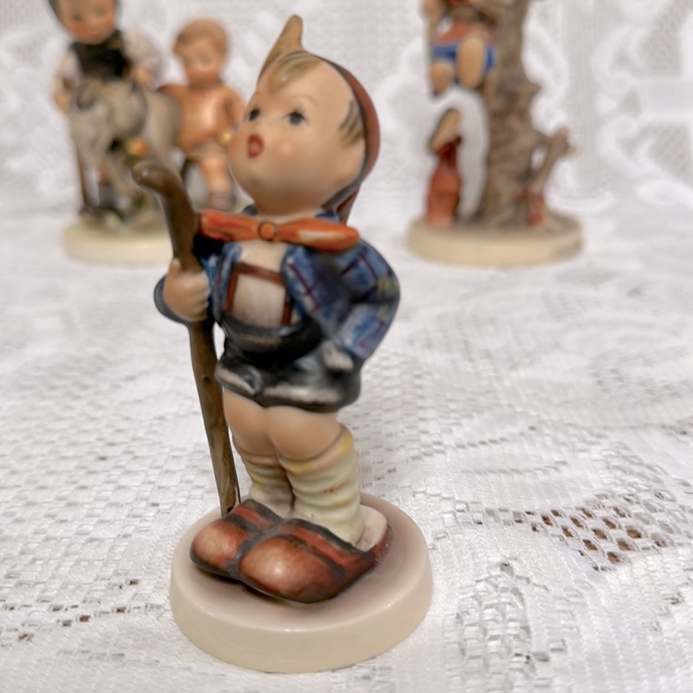 💙TM3 ‘Little Hiker’ Hummel Goebel #76 2/0